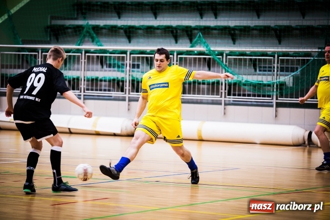 Zdjęcie w galerii na portalu naszraciborz.pl: Rozpoczął się drugi weekend Halowej Ligi Piłki Nożnej. Willa Wiktoria zmiażdżyła Castoramę, ekipa Bruki Trawiński minimalnie lepsza wiadomości z regionu