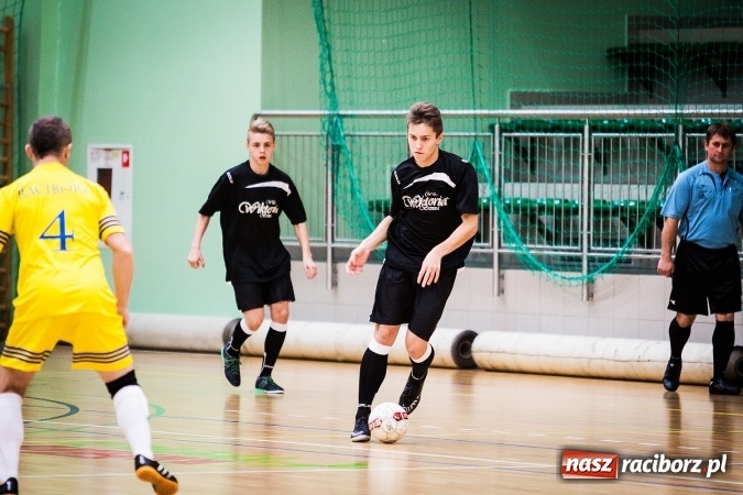 Zdjęcie w galerii na portalu naszraciborz.pl: Rozpoczął się drugi weekend Halowej Ligi Piłki Nożnej. Willa Wiktoria zmiażdżyła Castoramę, ekipa Bruki Trawiński minimalnie lepsza wiadomości z regionu