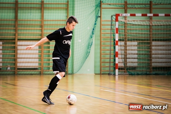 Zdjęcie w galerii na portalu naszraciborz.pl: Rozpoczął się drugi weekend Halowej Ligi Piłki Nożnej. Willa Wiktoria zmiażdżyła Castoramę, ekipa Bruki Trawiński minimalnie lepsza wiadomości z regionu