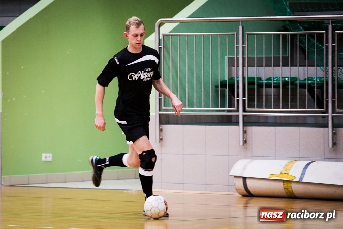 Zdjęcie w galerii na portalu naszraciborz.pl: Rozpoczął się drugi weekend Halowej Ligi Piłki Nożnej. Willa Wiktoria zmiażdżyła Castoramę, ekipa Bruki Trawiński minimalnie lepsza wiadomości z regionu