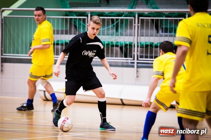 Zdjęcie w galerii na portalu naszraciborz.pl: Rozpoczął się drugi weekend Halowej Ligi Piłki Nożnej. Willa Wiktoria zmiażdżyła Castoramę, ekipa Bruki Trawiński minimalnie lepsza wiadomości z regionu