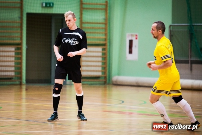 Zdjęcie w galerii na portalu naszraciborz.pl: Rozpoczął się drugi weekend Halowej Ligi Piłki Nożnej. Willa Wiktoria zmiażdżyła Castoramę, ekipa Bruki Trawiński minimalnie lepsza wiadomości z regionu