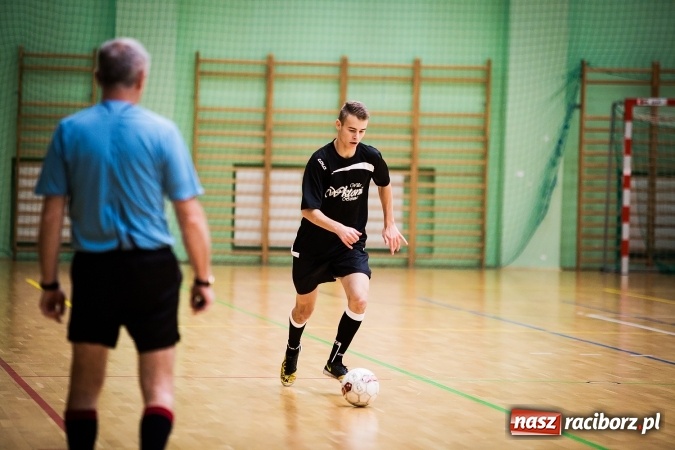 Zdjęcie w galerii na portalu naszraciborz.pl: Rozpoczął się drugi weekend Halowej Ligi Piłki Nożnej. Willa Wiktoria zmiażdżyła Castoramę, ekipa Bruki Trawiński minimalnie lepsza wiadomości z regionu