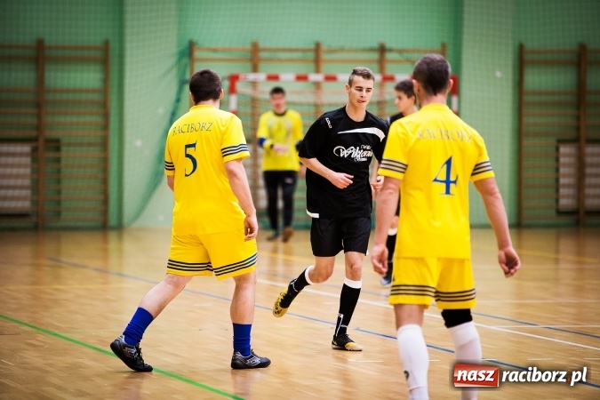 Zdjęcie w galerii na portalu naszraciborz.pl: Rozpoczął się drugi weekend Halowej Ligi Piłki Nożnej. Willa Wiktoria zmiażdżyła Castoramę, ekipa Bruki Trawiński minimalnie lepsza wiadomości z regionu