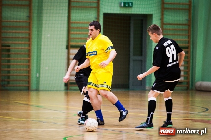 Zdjęcie w galerii na portalu naszraciborz.pl: Rozpoczął się drugi weekend Halowej Ligi Piłki Nożnej. Willa Wiktoria zmiażdżyła Castoramę, ekipa Bruki Trawiński minimalnie lepsza wiadomości z regionu