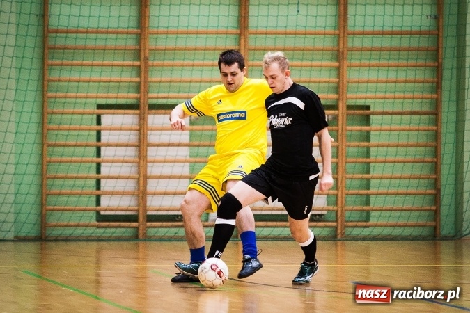 Zdjęcie w galerii na portalu naszraciborz.pl: Rozpoczął się drugi weekend Halowej Ligi Piłki Nożnej. Willa Wiktoria zmiażdżyła Castoramę, ekipa Bruki Trawiński minimalnie lepsza wiadomości z regionu