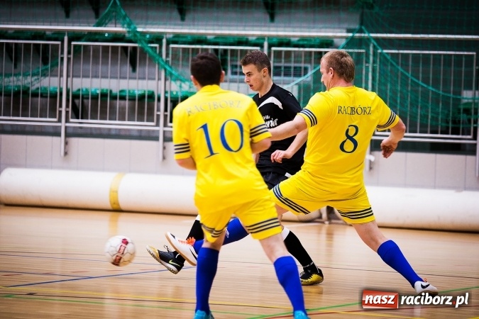 Zdjęcie w galerii na portalu naszraciborz.pl: Rozpoczął się drugi weekend Halowej Ligi Piłki Nożnej. Willa Wiktoria zmiażdżyła Castoramę, ekipa Bruki Trawiński minimalnie lepsza wiadomości z regionu
