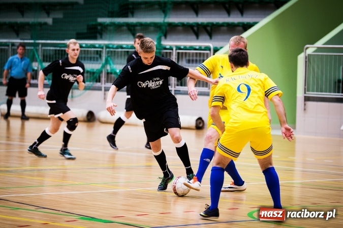 Zdjęcie w galerii na portalu naszraciborz.pl: Rozpoczął się drugi weekend Halowej Ligi Piłki Nożnej. Willa Wiktoria zmiażdżyła Castoramę, ekipa Bruki Trawiński minimalnie lepsza wiadomości z regionu