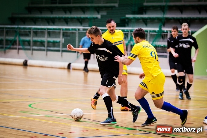 Zdjęcie w galerii na portalu naszraciborz.pl: Rozpoczął się drugi weekend Halowej Ligi Piłki Nożnej. Willa Wiktoria zmiażdżyła Castoramę, ekipa Bruki Trawiński minimalnie lepsza wiadomości z regionu