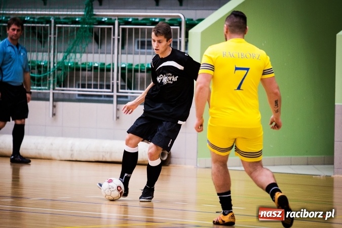 Zdjęcie w galerii na portalu naszraciborz.pl: Rozpoczął się drugi weekend Halowej Ligi Piłki Nożnej. Willa Wiktoria zmiażdżyła Castoramę, ekipa Bruki Trawiński minimalnie lepsza wiadomości z regionu