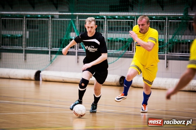 Zdjęcie w galerii na portalu naszraciborz.pl: Rozpoczął się drugi weekend Halowej Ligi Piłki Nożnej. Willa Wiktoria zmiażdżyła Castoramę, ekipa Bruki Trawiński minimalnie lepsza wiadomości z regionu
