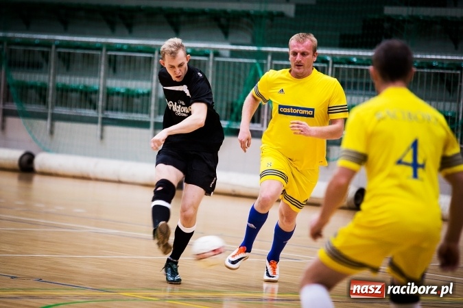 Zdjęcie w galerii na portalu naszraciborz.pl: Rozpoczął się drugi weekend Halowej Ligi Piłki Nożnej. Willa Wiktoria zmiażdżyła Castoramę, ekipa Bruki Trawiński minimalnie lepsza wiadomości z regionu