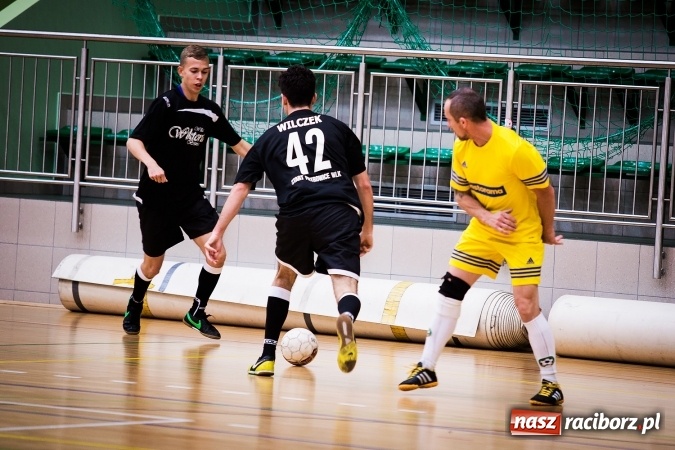 Zdjęcie w galerii na portalu naszraciborz.pl: Rozpoczął się drugi weekend Halowej Ligi Piłki Nożnej. Willa Wiktoria zmiażdżyła Castoramę, ekipa Bruki Trawiński minimalnie lepsza wiadomości z regionu