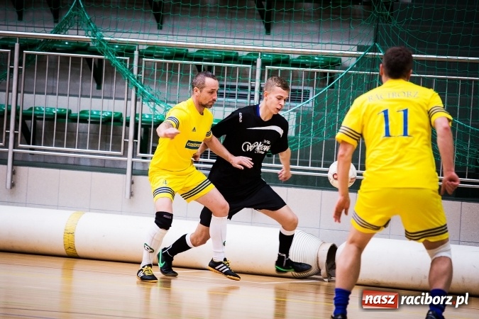 Zdjęcie w galerii na portalu naszraciborz.pl: Rozpoczął się drugi weekend Halowej Ligi Piłki Nożnej. Willa Wiktoria zmiażdżyła Castoramę, ekipa Bruki Trawiński minimalnie lepsza wiadomości z regionu