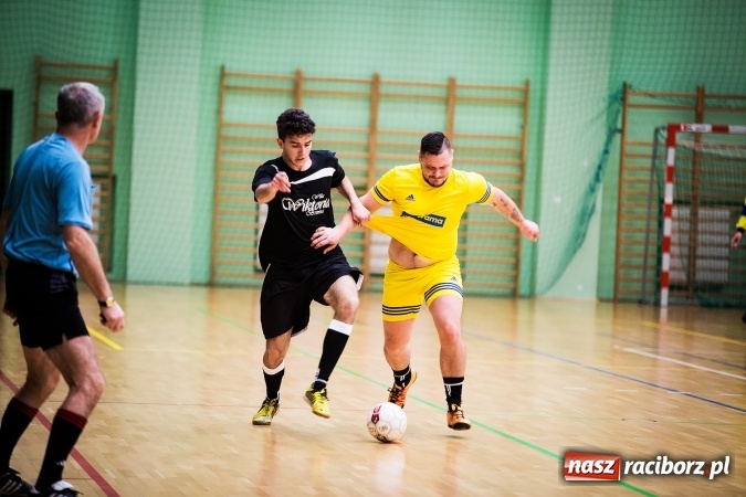 Zdjęcie w galerii na portalu naszraciborz.pl: Rozpoczął się drugi weekend Halowej Ligi Piłki Nożnej. Willa Wiktoria zmiażdżyła Castoramę, ekipa Bruki Trawiński minimalnie lepsza wiadomości z regionu