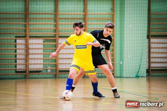 Zdjęcie w galerii na portalu naszraciborz.pl: Rozpoczął się drugi weekend Halowej Ligi Piłki Nożnej. Willa Wiktoria zmiażdżyła Castoramę, ekipa Bruki Trawiński minimalnie lepsza wiadomości z regionu