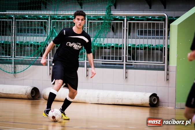Zdjęcie w galerii na portalu naszraciborz.pl: Rozpoczął się drugi weekend Halowej Ligi Piłki Nożnej. Willa Wiktoria zmiażdżyła Castoramę, ekipa Bruki Trawiński minimalnie lepsza wiadomości z regionu