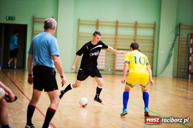 Zdjęcie w galerii na portalu naszraciborz.pl: Rozpoczął się drugi weekend Halowej Ligi Piłki Nożnej. Willa Wiktoria zmiażdżyła Castoramę, ekipa Bruki Trawiński minimalnie lepsza wiadomości z regionu