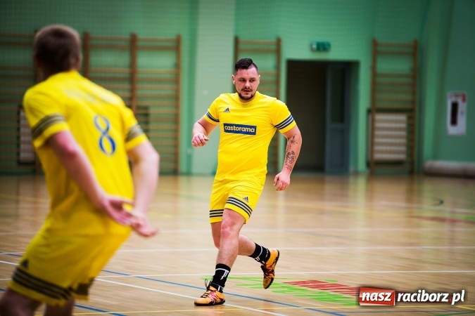 Zdjęcie w galerii na portalu naszraciborz.pl: Rozpoczął się drugi weekend Halowej Ligi Piłki Nożnej. Willa Wiktoria zmiażdżyła Castoramę, ekipa Bruki Trawiński minimalnie lepsza wiadomości z regionu
