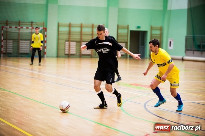 Zdjęcie w galerii na portalu naszraciborz.pl: Rozpoczął się drugi weekend Halowej Ligi Piłki Nożnej. Willa Wiktoria zmiażdżyła Castoramę, ekipa Bruki Trawiński minimalnie lepsza wiadomości z regionu