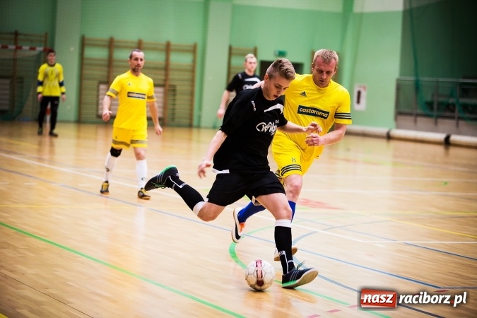 Zdjęcie w galerii na portalu naszraciborz.pl: Rozpoczął się drugi weekend Halowej Ligi Piłki Nożnej. Willa Wiktoria zmiażdżyła Castoramę, ekipa Bruki Trawiński minimalnie lepsza wiadomości z regionu