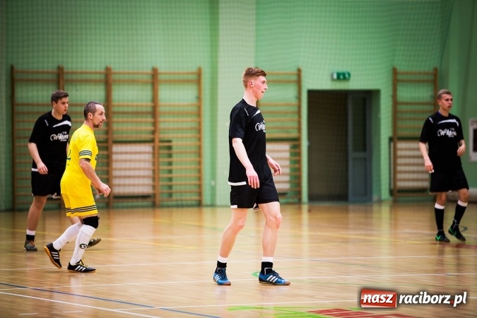 Zdjęcie w galerii na portalu naszraciborz.pl: Rozpoczął się drugi weekend Halowej Ligi Piłki Nożnej. Willa Wiktoria zmiażdżyła Castoramę, ekipa Bruki Trawiński minimalnie lepsza wiadomości z regionu
