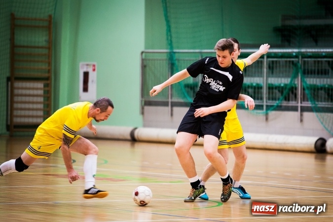 Zdjęcie w galerii na portalu naszraciborz.pl: Rozpoczął się drugi weekend Halowej Ligi Piłki Nożnej. Willa Wiktoria zmiażdżyła Castoramę, ekipa Bruki Trawiński minimalnie lepsza wiadomości z regionu