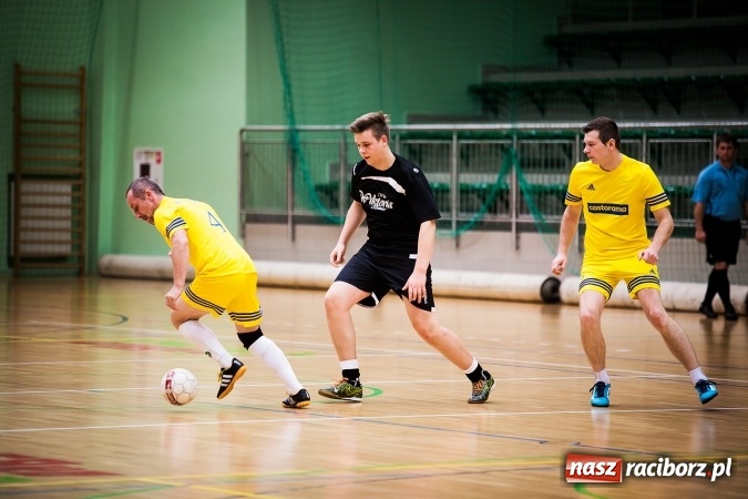 Zdjęcie w galerii na portalu naszraciborz.pl: Rozpoczął się drugi weekend Halowej Ligi Piłki Nożnej. Willa Wiktoria zmiażdżyła Castoramę, ekipa Bruki Trawiński minimalnie lepsza wiadomości z regionu
