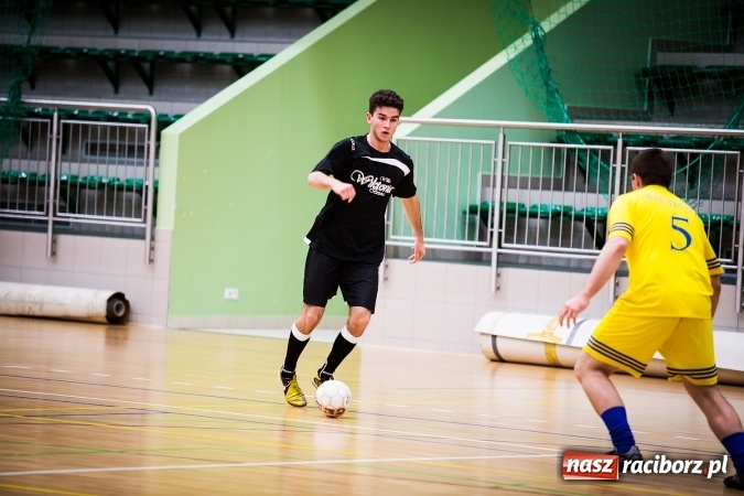 Zdjęcie w galerii na portalu naszraciborz.pl: Rozpoczął się drugi weekend Halowej Ligi Piłki Nożnej. Willa Wiktoria zmiażdżyła Castoramę, ekipa Bruki Trawiński minimalnie lepsza wiadomości z regionu
