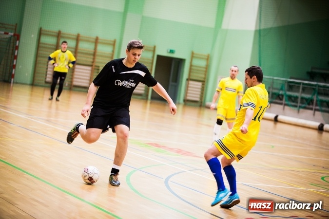 Zdjęcie w galerii na portalu naszraciborz.pl: Rozpoczął się drugi weekend Halowej Ligi Piłki Nożnej. Willa Wiktoria zmiażdżyła Castoramę, ekipa Bruki Trawiński minimalnie lepsza wiadomości z regionu