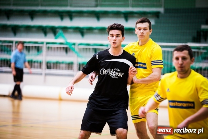 Zdjęcie w galerii na portalu naszraciborz.pl: Rozpoczął się drugi weekend Halowej Ligi Piłki Nożnej. Willa Wiktoria zmiażdżyła Castoramę, ekipa Bruki Trawiński minimalnie lepsza wiadomości z regionu