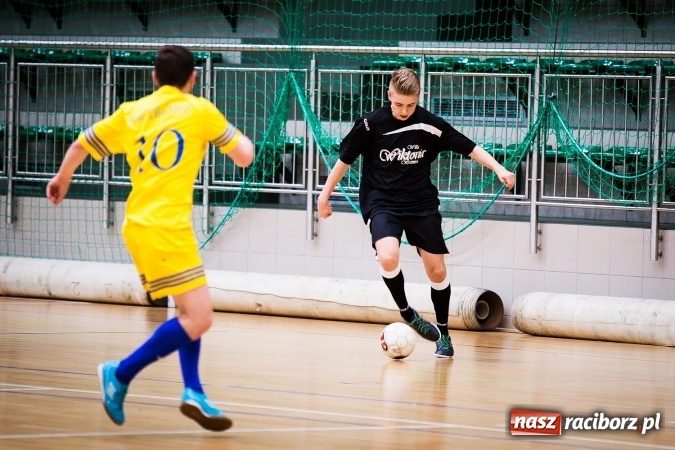 Zdjęcie w galerii na portalu naszraciborz.pl: Rozpoczął się drugi weekend Halowej Ligi Piłki Nożnej. Willa Wiktoria zmiażdżyła Castoramę, ekipa Bruki Trawiński minimalnie lepsza wiadomości z regionu