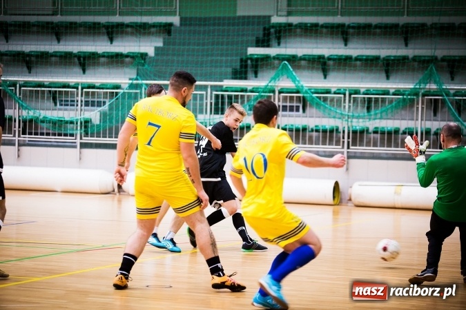 Zdjęcie w galerii na portalu naszraciborz.pl: Rozpoczął się drugi weekend Halowej Ligi Piłki Nożnej. Willa Wiktoria zmiażdżyła Castoramę, ekipa Bruki Trawiński minimalnie lepsza wiadomości z regionu