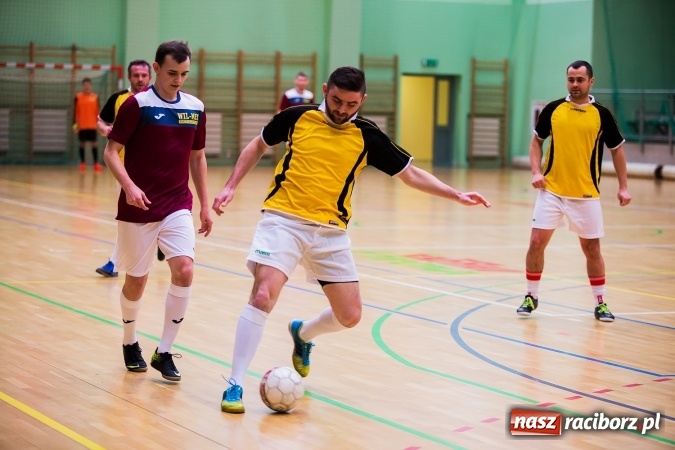 Zdjęcie w galerii na portalu naszraciborz.pl: Rozpoczął się drugi weekend Halowej Ligi Piłki Nożnej. Willa Wiktoria zmiażdżyła Castoramę, ekipa Bruki Trawiński minimalnie lepsza wiadomości z regionu