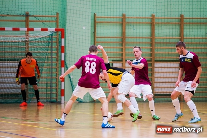 Zdjęcie w galerii na portalu naszraciborz.pl: Rozpoczął się drugi weekend Halowej Ligi Piłki Nożnej. Willa Wiktoria zmiażdżyła Castoramę, ekipa Bruki Trawiński minimalnie lepsza wiadomości z regionu
