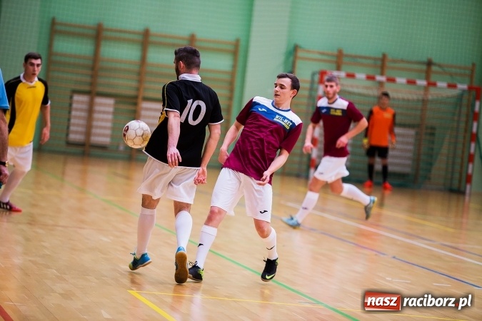 Zdjęcie w galerii na portalu naszraciborz.pl: Rozpoczął się drugi weekend Halowej Ligi Piłki Nożnej. Willa Wiktoria zmiażdżyła Castoramę, ekipa Bruki Trawiński minimalnie lepsza wiadomości z regionu