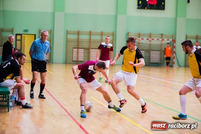 Zdjęcie w galerii na portalu naszraciborz.pl: Rozpoczął się drugi weekend Halowej Ligi Piłki Nożnej. Willa Wiktoria zmiażdżyła Castoramę, ekipa Bruki Trawiński minimalnie lepsza wiadomości z regionu