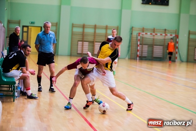 Zdjęcie w galerii na portalu naszraciborz.pl: Rozpoczął się drugi weekend Halowej Ligi Piłki Nożnej. Willa Wiktoria zmiażdżyła Castoramę, ekipa Bruki Trawiński minimalnie lepsza wiadomości z regionu