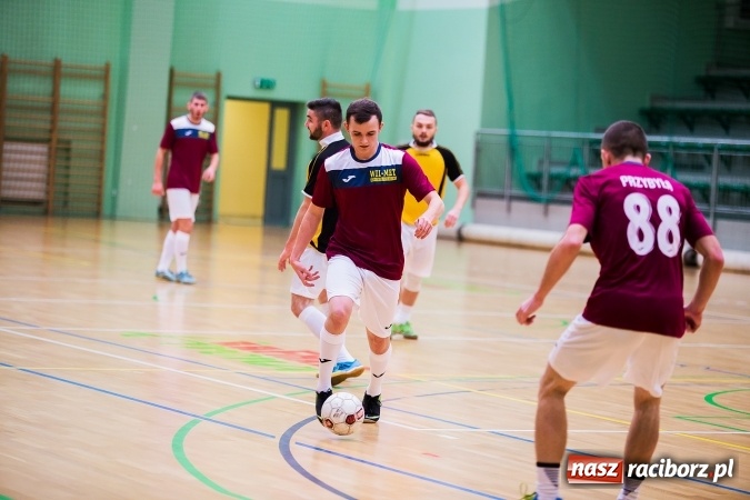 Zdjęcie w galerii na portalu naszraciborz.pl: Rozpoczął się drugi weekend Halowej Ligi Piłki Nożnej. Willa Wiktoria zmiażdżyła Castoramę, ekipa Bruki Trawiński minimalnie lepsza wiadomości z regionu