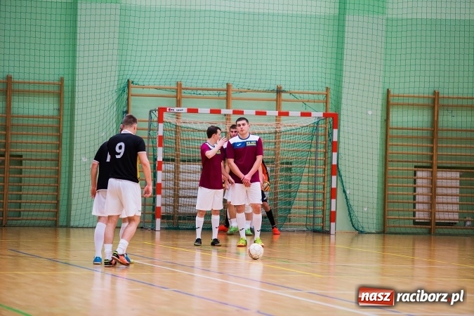 Zdjęcie w galerii na portalu naszraciborz.pl: Rozpoczął się drugi weekend Halowej Ligi Piłki Nożnej. Willa Wiktoria zmiażdżyła Castoramę, ekipa Bruki Trawiński minimalnie lepsza wiadomości z regionu