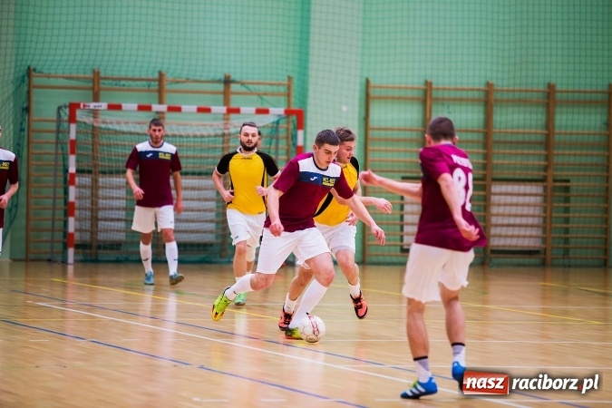 Zdjęcie w galerii na portalu naszraciborz.pl: Rozpoczął się drugi weekend Halowej Ligi Piłki Nożnej. Willa Wiktoria zmiażdżyła Castoramę, ekipa Bruki Trawiński minimalnie lepsza wiadomości z regionu