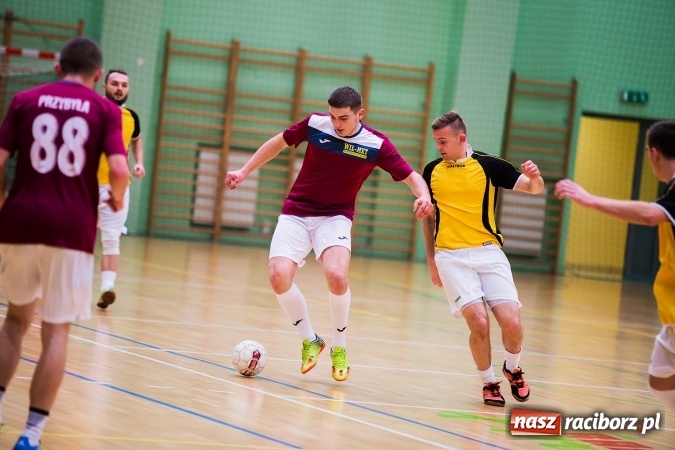 Zdjęcie w galerii na portalu naszraciborz.pl: Rozpoczął się drugi weekend Halowej Ligi Piłki Nożnej. Willa Wiktoria zmiażdżyła Castoramę, ekipa Bruki Trawiński minimalnie lepsza wiadomości z regionu