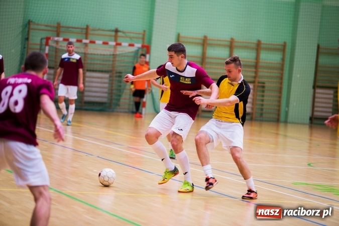 Zdjęcie w galerii na portalu naszraciborz.pl: Rozpoczął się drugi weekend Halowej Ligi Piłki Nożnej. Willa Wiktoria zmiażdżyła Castoramę, ekipa Bruki Trawiński minimalnie lepsza wiadomości z regionu