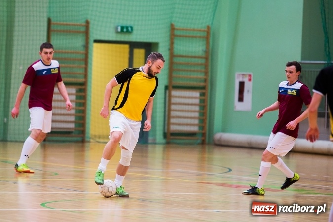 Zdjęcie w galerii na portalu naszraciborz.pl: Rozpoczął się drugi weekend Halowej Ligi Piłki Nożnej. Willa Wiktoria zmiażdżyła Castoramę, ekipa Bruki Trawiński minimalnie lepsza wiadomości z regionu
