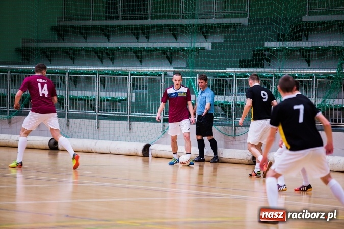 Zdjęcie w galerii na portalu naszraciborz.pl: Rozpoczął się drugi weekend Halowej Ligi Piłki Nożnej. Willa Wiktoria zmiażdżyła Castoramę, ekipa Bruki Trawiński minimalnie lepsza wiadomości z regionu