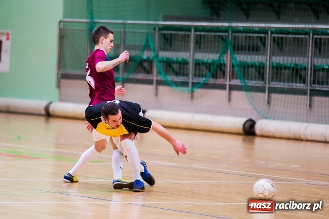 Zdjęcie w galerii na portalu naszraciborz.pl: Rozpoczął się drugi weekend Halowej Ligi Piłki Nożnej. Willa Wiktoria zmiażdżyła Castoramę, ekipa Bruki Trawiński minimalnie lepsza wiadomości z regionu