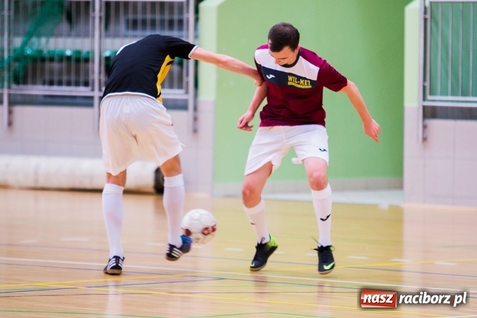 Zdjęcie w galerii na portalu naszraciborz.pl: Rozpoczął się drugi weekend Halowej Ligi Piłki Nożnej. Willa Wiktoria zmiażdżyła Castoramę, ekipa Bruki Trawiński minimalnie lepsza wiadomości z regionu