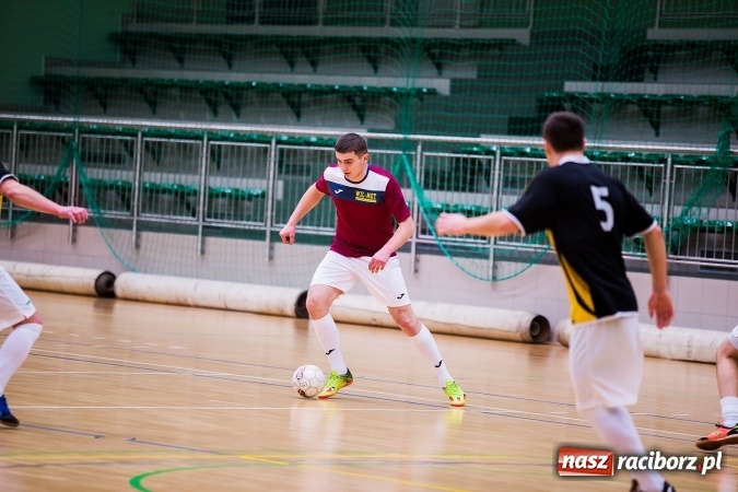 Zdjęcie w galerii na portalu naszraciborz.pl: Rozpoczął się drugi weekend Halowej Ligi Piłki Nożnej. Willa Wiktoria zmiażdżyła Castoramę, ekipa Bruki Trawiński minimalnie lepsza wiadomości z regionu
