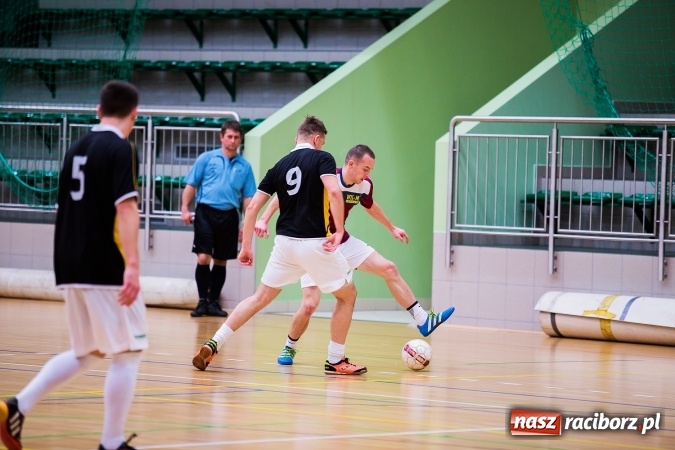 Zdjęcie w galerii na portalu naszraciborz.pl: Rozpoczął się drugi weekend Halowej Ligi Piłki Nożnej. Willa Wiktoria zmiażdżyła Castoramę, ekipa Bruki Trawiński minimalnie lepsza wiadomości z regionu