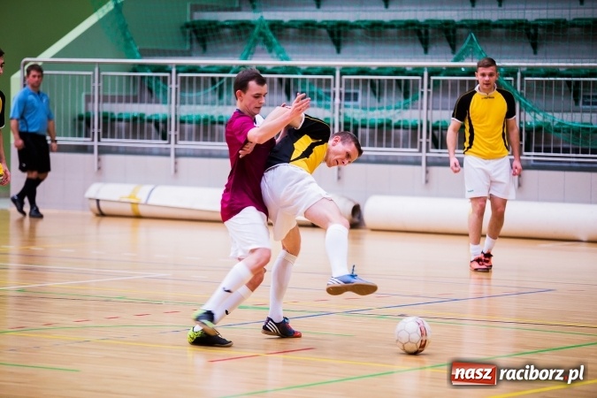 Zdjęcie w galerii na portalu naszraciborz.pl: Rozpoczął się drugi weekend Halowej Ligi Piłki Nożnej. Willa Wiktoria zmiażdżyła Castoramę, ekipa Bruki Trawiński minimalnie lepsza wiadomości z regionu